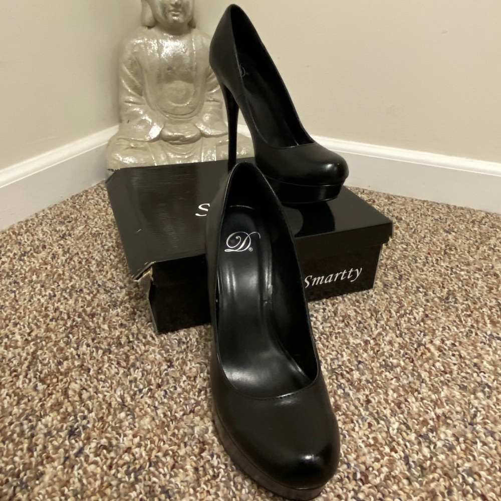 Black pumps